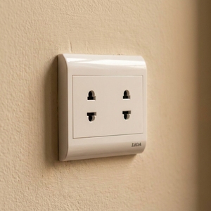 Prise murale double blanche moderne à 2 broches, marque LiOA, 10A 250V, prise électrique haute performance pour la maison - Product Image 3