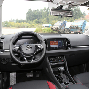 2025 <span class=keywords><strong>Skoda</strong></span> Karoq TSI280 <span class=keywords><strong>Full</strong></span> Option Luxury Edition Automatique FWD Turbo Moteur Sièges en cuir Toit ouvrant panoramique Couleur noir/blanc - Product Image 5