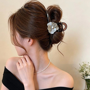 Nouvelle Pince à Cheveux Camélia Blanche Design Luxe Léger 2026 – Tendance et Exquise pour Femme – Vente en Gros de Bijoux - Product Image 4