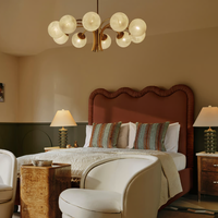 Lit double luxueux de haute qualité avec cadre en chêne massif et revêtement en tissu à bordure ondulée