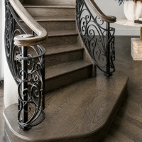 Escalier en spirale intérieur sur mesure haut de gamme pour villa, marches en bois massif