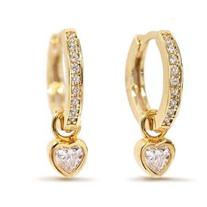 Elegante Neue Huggie-Creolen aus 925er Sterlingsilber, 18K vergoldet, mit kleinen Herz-Anhängern in Zargenfassung für Damen zur Hochzeit - Product Image 3