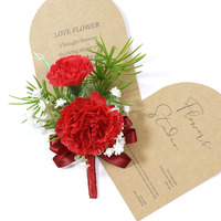 Boutonnière de mariage en œillet rouge avec verdure et ruban rouge, fleur artificielle faite à la main pour revers de costume de marié, bal de promo ou fête