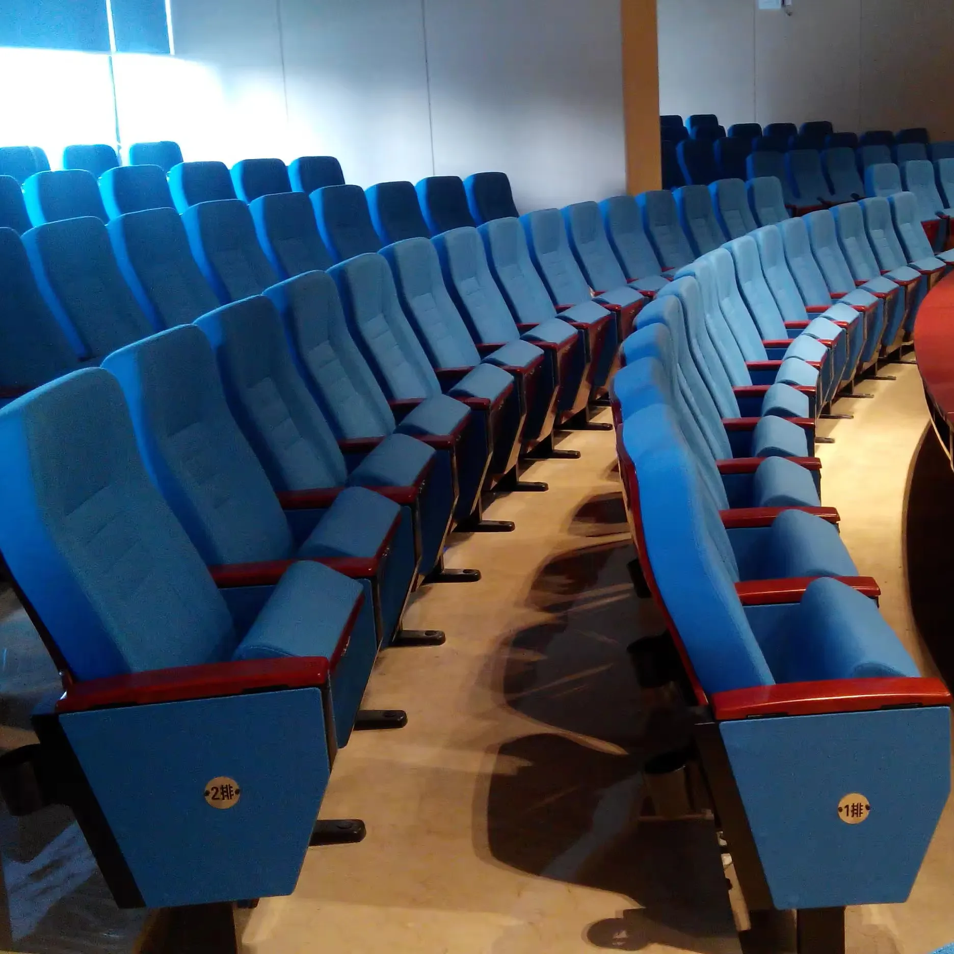 Nouvelle chaise d'usine de sièges d'auditorium pour sièges d'auditorium de salle de conférence avec des sièges de théâtre d'auditorium de table