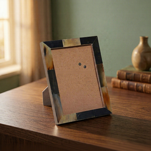 Cadre photo rectangulaire en corne de buffle naturelle colorée, fait main, design unique et de haute qualité, par Falak World Export - Product Image 1