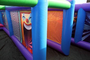 Labyrinthe gonflable extérieur en PVC pour adultes et enfants Fun House at Village Fall Events comprend un ventilateur-pour les locations - Product Image 2