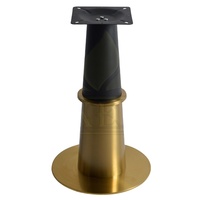 Double piétement conique en fer noir avec revêtement en poudre, associé à du laiton doré titane et à de l'acier inoxydable brossé, et base de table ronde