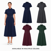 Robe d'uniforme médical élégante à manches courtes avec encolure structurée et ceinture à anneau en D, pour infirmières et personnel de spa, personnalisable avec logo