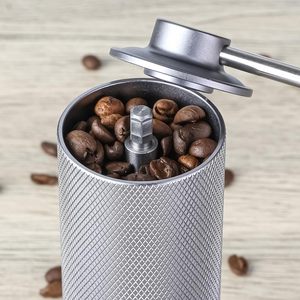 เครื่องบดกาแฟแบบมือหมุนแม่เหล็กพร้อมการปรับระดับได้ 60 ระดับ, ใบมีดสแตนเลสทรงกรวยขนาด 48 มม. ความจุ 35 กรัม - Product Image 3