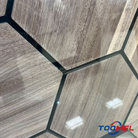 Panneaux acoustiques en bois de chêne hexagonaux hétéromorphes Akupanel, insonorisants pour plafond et mur, design contemporain, sur mesure