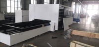 Machine de découpe laser à fibre CNC entièrement fermée 3000W HY3015P pour la découpe de tôles en acier au carbone, acier inoxydable et aluminium