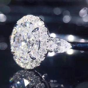 Anello con Diamante Taglio Ovale F921, Colore D Naturale, Stile Classico da Donna con Halo per Fidanzamento - Product Image 2