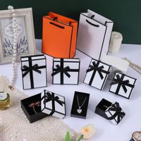 Stock de marco blanco y negro para caja de regalo de papel de estilo delicado para joyería parte inferior de tapa estampada para pulsera collar embalaje de joyería