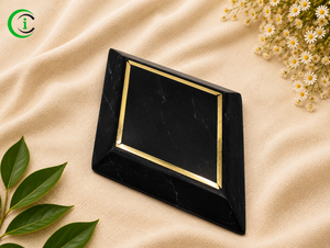 Azulejo de pared trapezoidal de mármol negro con detalles de latón de 7 pulgadas, adorno decorativo de piedra para decoración de paredes interiores de hogar y oficina. - Product Image 1