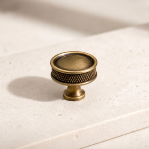 Bouton de meuble en laiton moleté, poignée de tiroir ronde vintage, finition antique, à trou unique, quincaillerie pour meubles de cuisine et commodes - Product Image 1