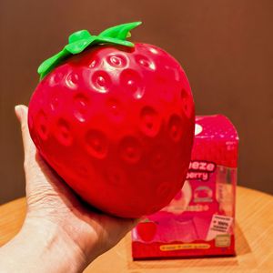 Scatola a Sorpresa di Giocattoli Antistress Giganti a Lenta Risalita a Forma di Frutta (Mirtilli, Fragole, Avocado) per Ingrosso - Product Image 2
