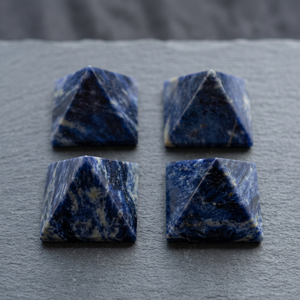 4 Pièces de Pyramides Carrées en Fluorite Bleue Polie, Pierres Précieuses en Cristal Sculptées et Gravées, Décoration d'Intérieur, Gujarat - Product Image 2