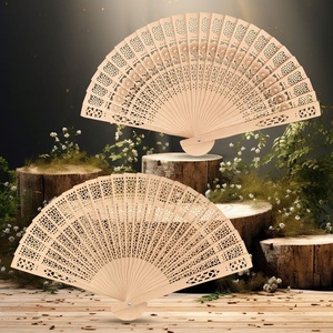 Abanico de mano plegable de madera grabado Popular para boda, cumpleaños, fiesta de bebé, regalos de decoración - Product Image 4