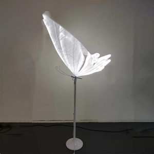 Lámpara de pie LED romántica con mariposa 3D y alas móviles, alimentada por corriente alterna, para decoración de fiestas y eventos. - Product Image 5