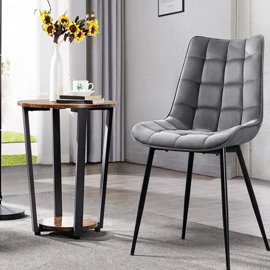 합판, 스웨이드, 거품, 부직포 및 철로 만든 현대 무방비 의자. 편안한 좌석과 등받이. 철 의자 다리. 현대 s