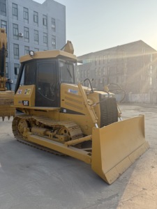 Topadora de cadenas CAT D5 premium con pocas horas de uso, bulldozer compacto original para nivelación de terrenos y preparación de sitios de construcción - Product Image 3