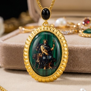 Pendentif Hades, Roi des Enfers, de la mythologie grecque, peint à la main, symbole de richesse, amulette, bijou personnalisé avec pierres précieuses - Product Image 1