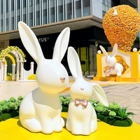 Statue d'animal en fibre de verre résistante aux intempéries, sculpture élégante de lapin avec détail nœud papillon pour rue piétonne commerciale