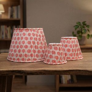 Abat-jour en viscose et lin à motifs floraux botaniques rouges |   Abat-jour plissé artisanal imprimé au bloc |   Éclairage élégant pour la maison et l'intérieur - Product Image 4