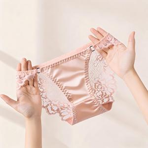 กางเกงในผู้หญิงสีพื้นผ้าซาตินลูกไม้ลายดอกไม้เอวกลางเซ็กซี่ ระบายอากาศได้ดี หรูหรา รับผลิตแบบ OEM ODM - Product Image 1