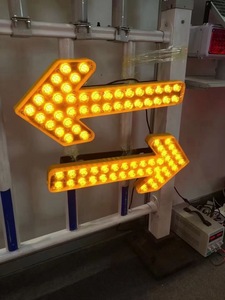Panneau de signalisation routière solaire en aluminium avec flèches directionnelles LED clignotantes pour avertissement bidirectionnel - Product Image 2