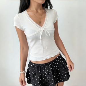 Camiseta con Cuello en V para Mujer, Estilo Dulce y Femenino, Color Sólido, Informal, con Estampado Digital, Corte Ajustado y Tela Transpirable - Product Image 3