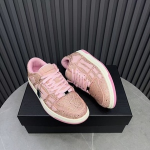 Chaussures de style rétro tendance avec des détails originaux de créateur de luxe, même style que les baskets décontractées unisexes. - Product Image 2