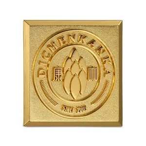 Insignia de metal para tejón, logo personalizado en relieve y grabado en oro