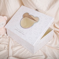 Boîte-cadeau de jouet en peluche de logo creux personnalisé Boîte d'emballage en carton portable pour manteau pull vêtement