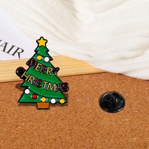 Broche en métal motif sapin de Noël mignon, idéale comme accessoire festif pour collection saisonnière de boutiques et de vente au détail - Product Image 6