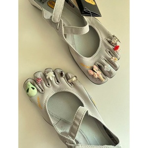 <span class=keywords><strong>Scarpe</strong></span> da <span class=keywords><strong>donna</strong></span> grigie a cinque dita, stile barefoot, con decorazioni personalizzabili, cinturino regolabile, suola Vibram, per yoga, <span class=keywords><strong>fitness</strong></span> e tempo libero. - Product Image 3
