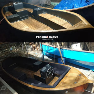 Bote de remos clásico de madera usado, restaurado con detalles de teca, para exhibición decorativa o actividades de remo en lagos tranquilos. - Product Image 5