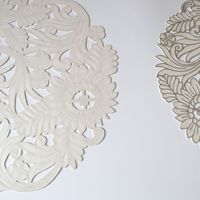 Set de table en PVC de luxe avec bordure dorée, résistant à la chaleur, design ajouré pour hôtels, fêtes et événements festifs