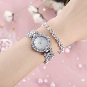 La Combinación de Moda y Accesorios: Es Tanto un Reloj como una Pulsera, Perfecta para Usar con un Reloj de Cuarzo - Product Image 4