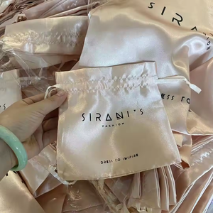 Bolsas de Satén Personalizadas con Cordón, Asa de Cinta y Patrón de Letras, Bolsas de Satén con Cordón y Logotipo Impreso - Product Image 6