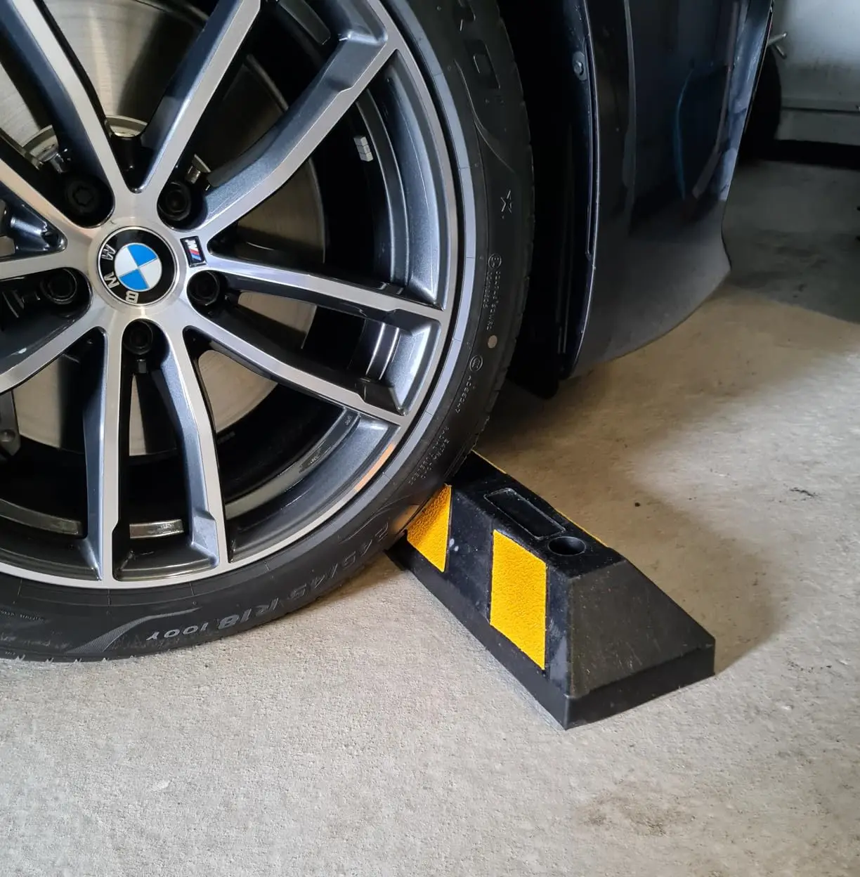 Nút chặn bánh xe ô tô hỗ trợ đỗ xe nhà để xe cảm biến đỗ xe phụ kiện nhà để xe nút chặn