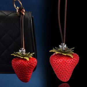 Porte-clés Fraise Juteuse 3D Été 2025 – Breloque de Sac Tendance pour Sacs à Main/Sacs Fourre-tout - Product Image 3