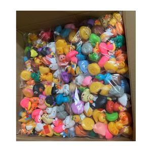 Giocattolo da bagno di vendita caldo 2 pollici di gomma anatre alla rinfusa di gomma papere artiglio macchina anatre jeep anatre - Product Image 1