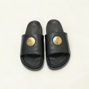 Sandales de plage ouvertes en PU avec détail bouton doré, semelle en caoutchouc antidérapante, sandales décontractées d'été pour hommes - Product Image 5