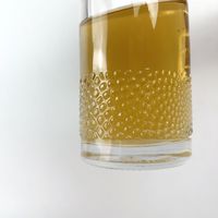 Bouteille d'alcool ronde en verre à bouche plate avec gaufrage gravé