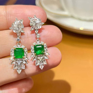 Boucles d'oreilles pendantes en or massif 18 carats pour femmes, émeraude verte Muzo naturelle de 1,77 ct avec 48 pierres précieuses d'accentuation en saphir blanc, bijoux fins - Product Image 2