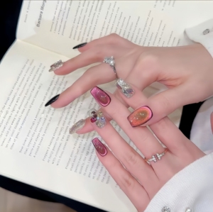 Uñas Postizas Acrílicas Hechas a Mano en Rosa Francés y Gris Plateado con Formas Almendradas y Cuadradas, Longitud Media/Corta - Product Image 1