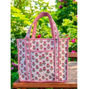 Sac fourre-tout en tissu de coton matelassé avec motif floral classique imprimé à la main, conçu pour une utilisation quotidienne et un transport durable - Product Image 1