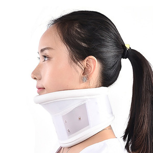 Soporte de Cuello Ajustable en Forma de U con Correa para la Barbilla, Blanco, Talla S/M, Soporte de Cuello de Plástico - Product Image 1
