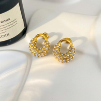 Boucles d'oreilles tendance en acier inoxydable plaqué or 18 carats avec zircon cubique et perle, motif cadenas brillant pour femme